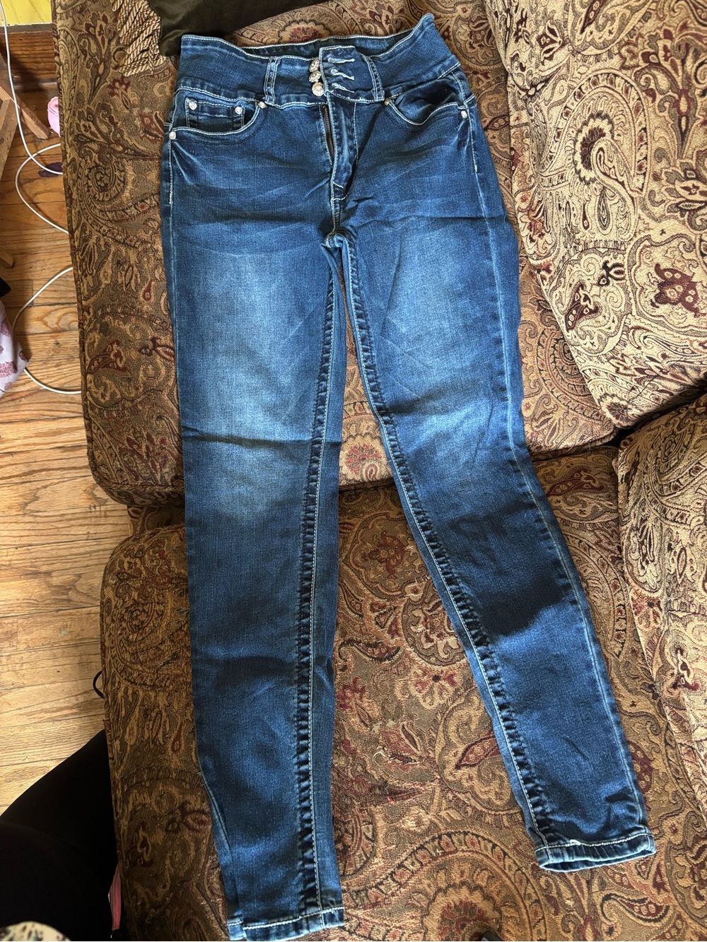 High-Rise Ankle Crop Jeans in Dark Blue, pretty buttons